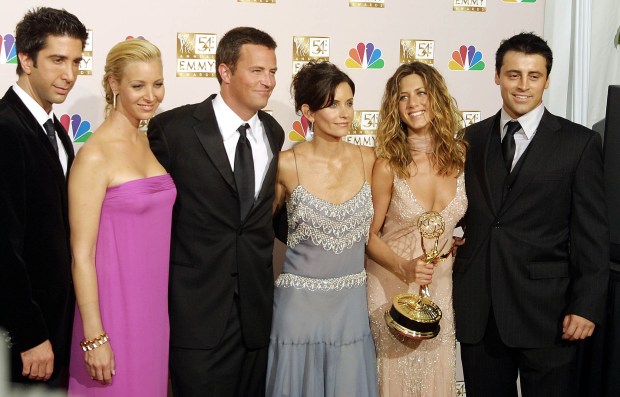 LOS ANGELES, UNITED STATES: Cast members from "Friends," which won Outstanding Comedy, series pose for photogarpher at the 54th Annual Emmy Awards at the Shrine Auditorium in Los Angeles 22 September 2002. From L to R are David Schwimmer, Lisa Kudrow, Mathew Perry, Courteney Cox Arquette, Jennifer Aniston and Matt LeBlanc. AFP PHOTO Lee CELANO (Photo credit should read LEE CELANO/AFP via Getty Images)